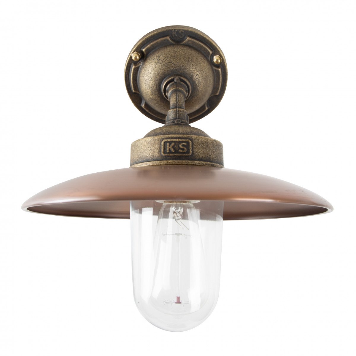 Landes wandlamp met bronzen muursteun, koperen kap en helder stolpglas, klassieke buitenverlichting.