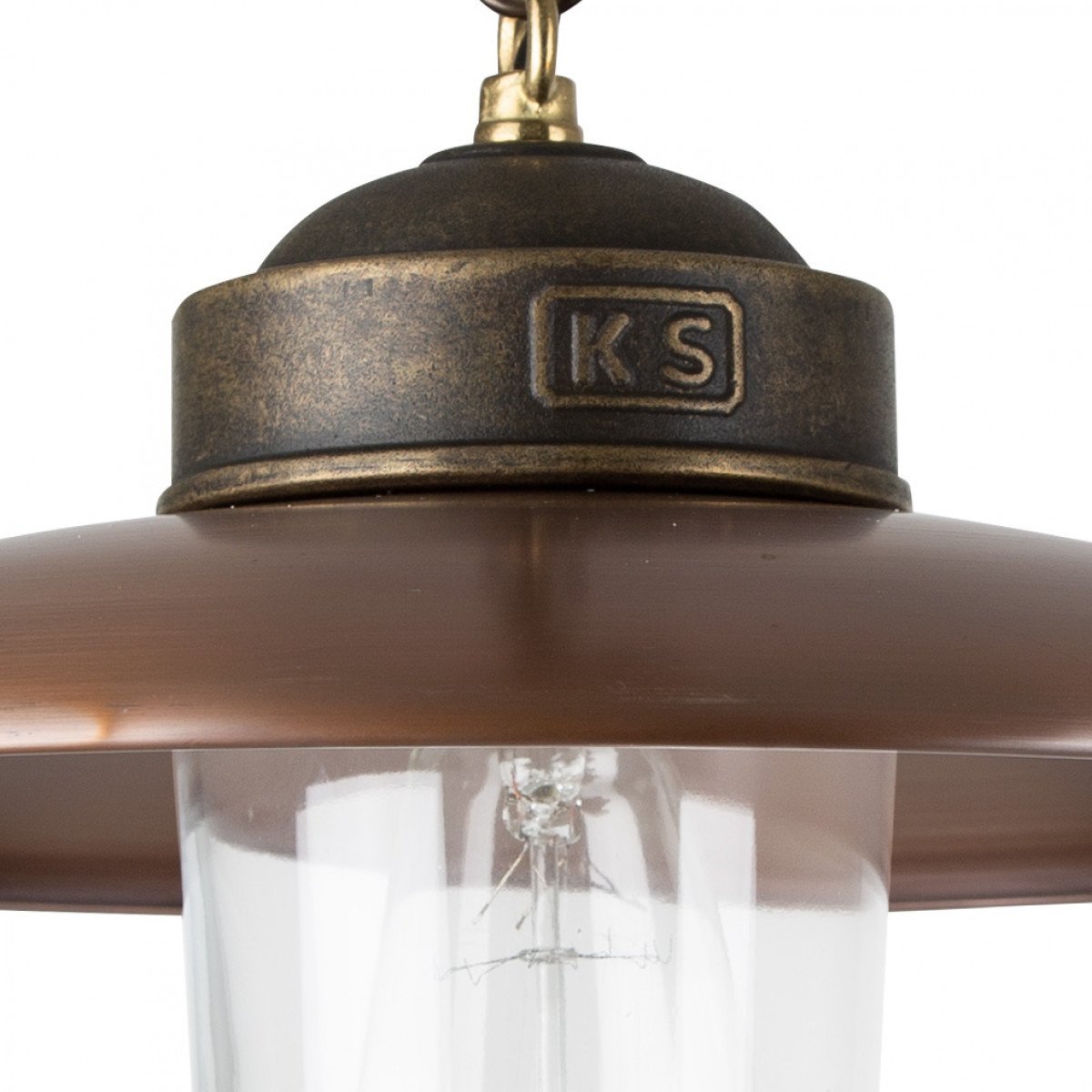 Kettinglamp Landes met bronzen ketting en koperen kap, voorzien van helder stolpglas. Klassieke hanglamp.