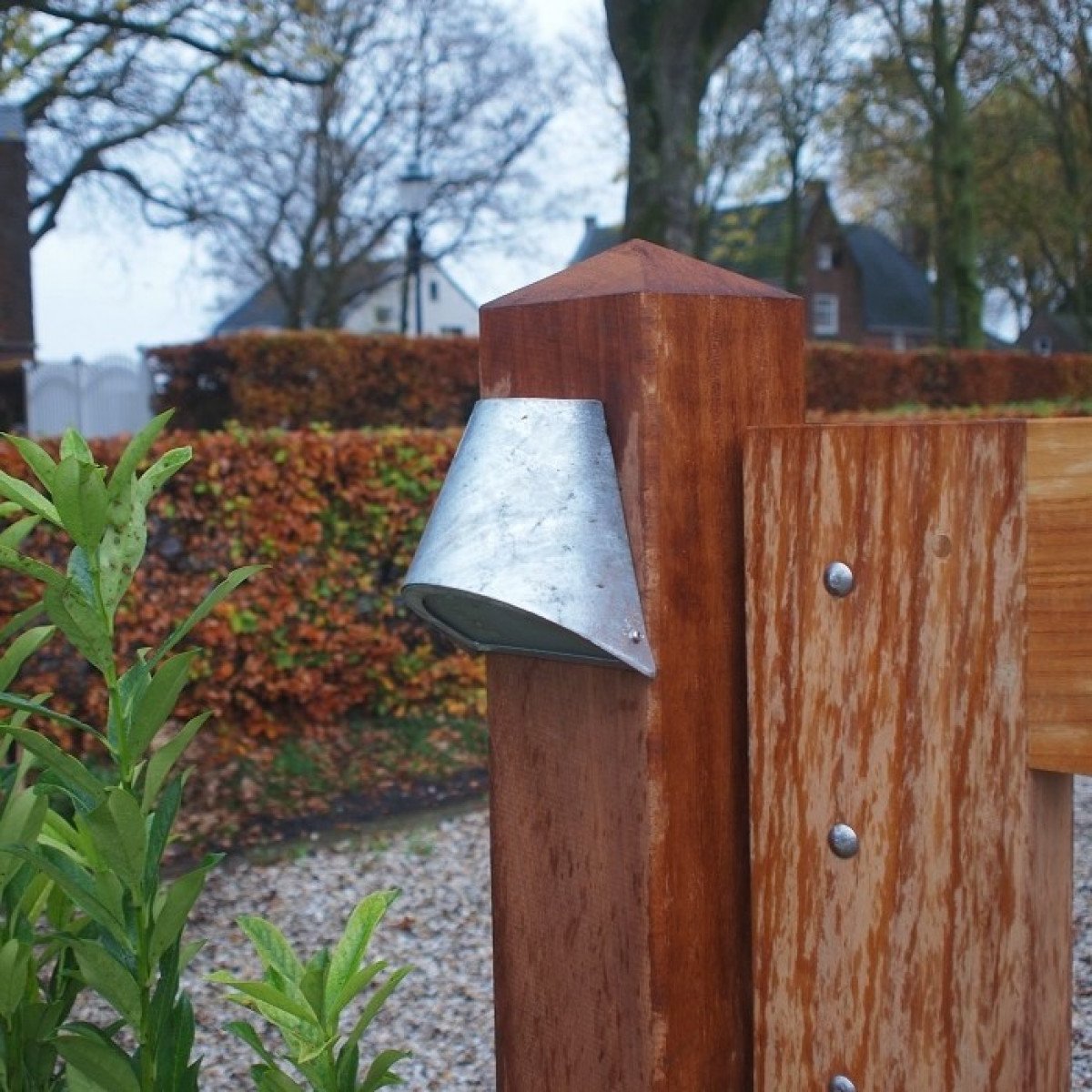 Moderne wandverlichting van gegalvaniseerd staal, ronde vormgeving strijklicht wandspot armatuur, ideaal als gevelverlichting 