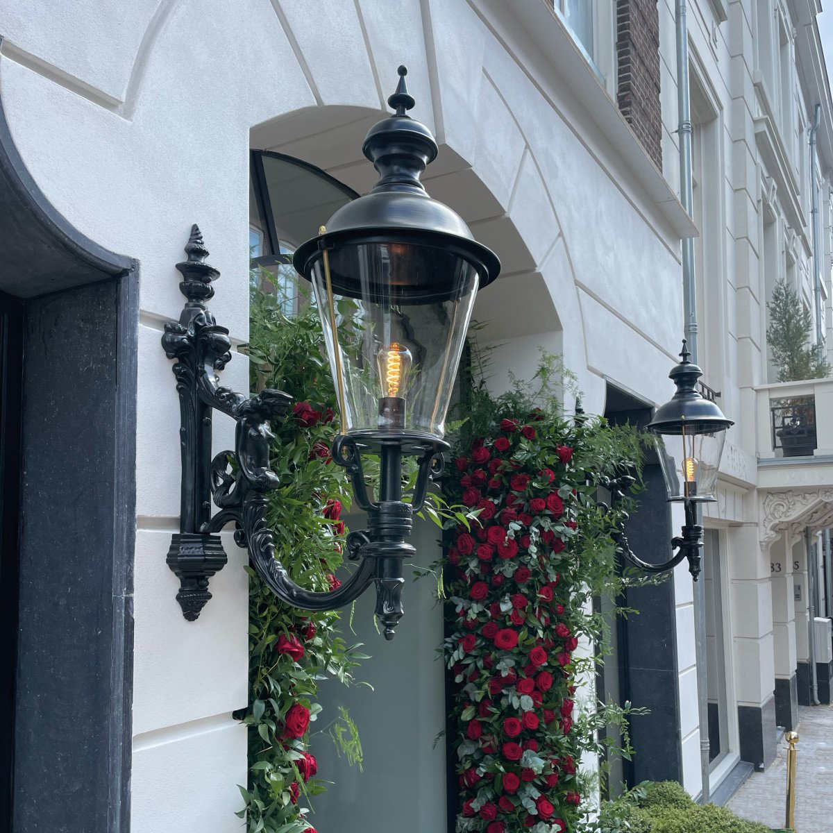 Muurlamp Royal XL met koperen deksel en sierlijke wandarm met klassiek motief
