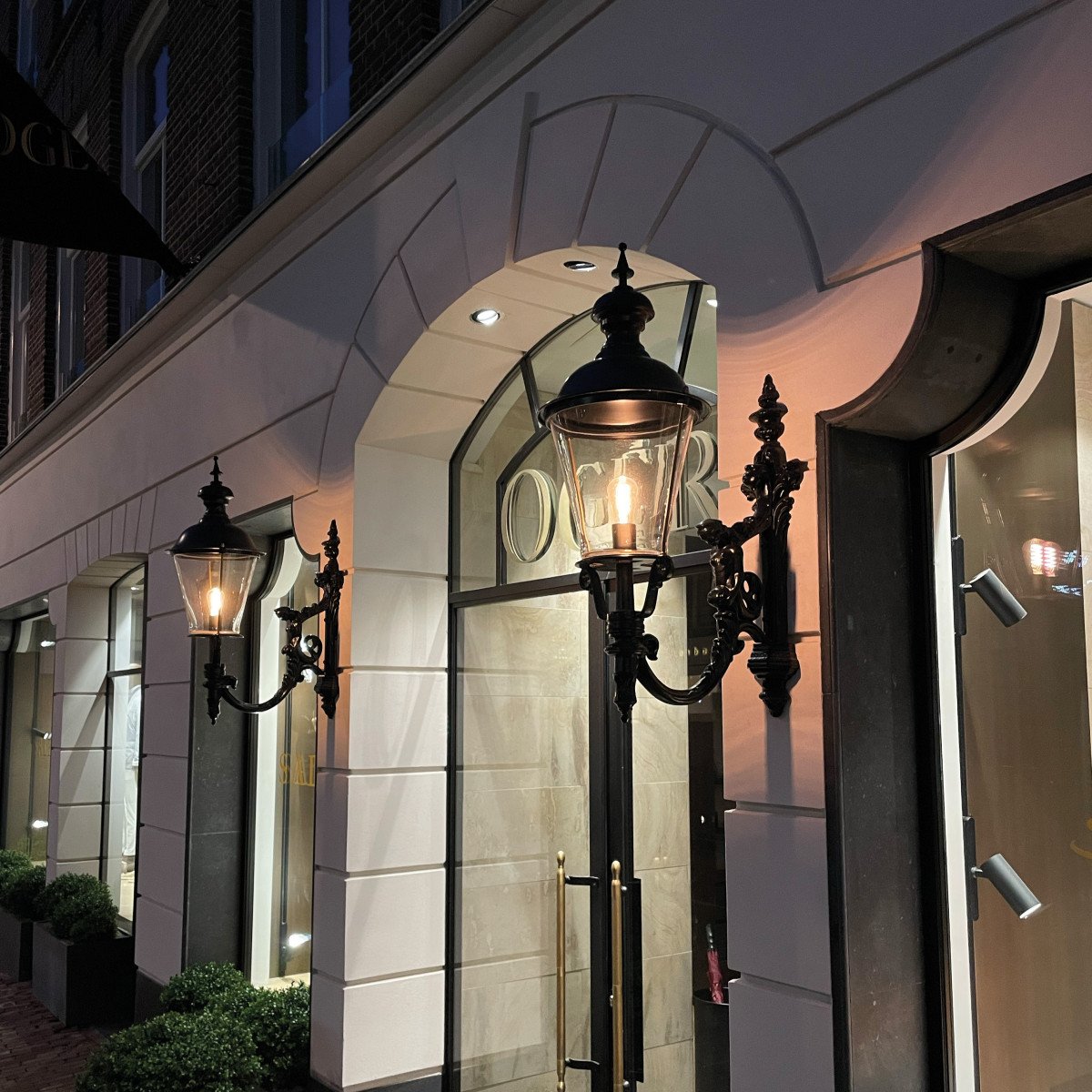 Muurlamp Royal XL met koperen deksel en sierlijke wandarm met klassiek motief