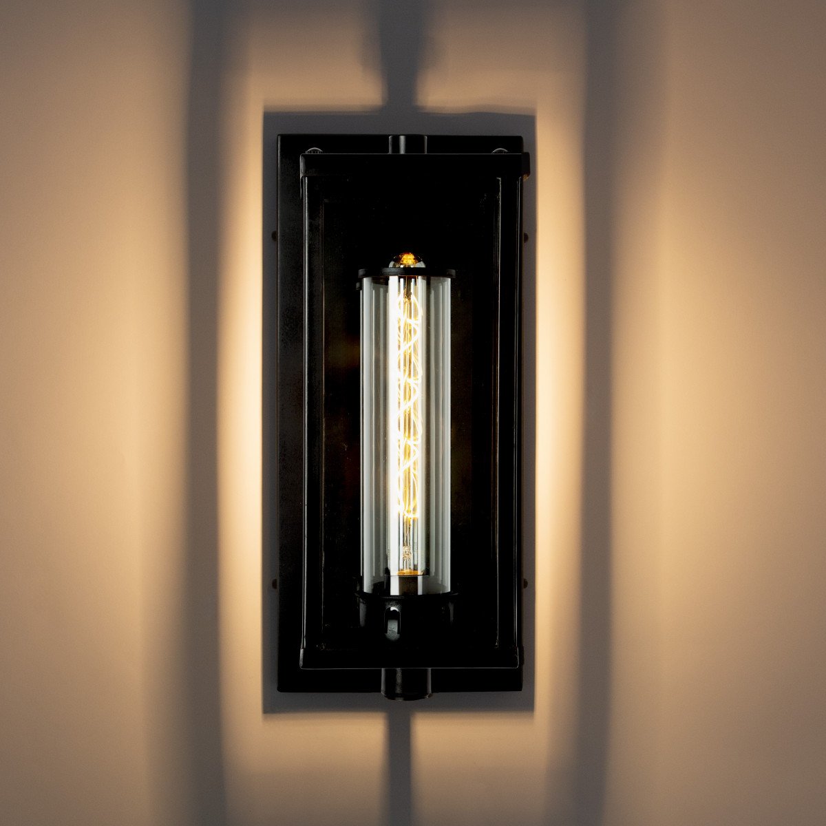 lantaarnvormige buitenlamp van messing met zwart afgebrande afwerking en echt glas voor aan de muur