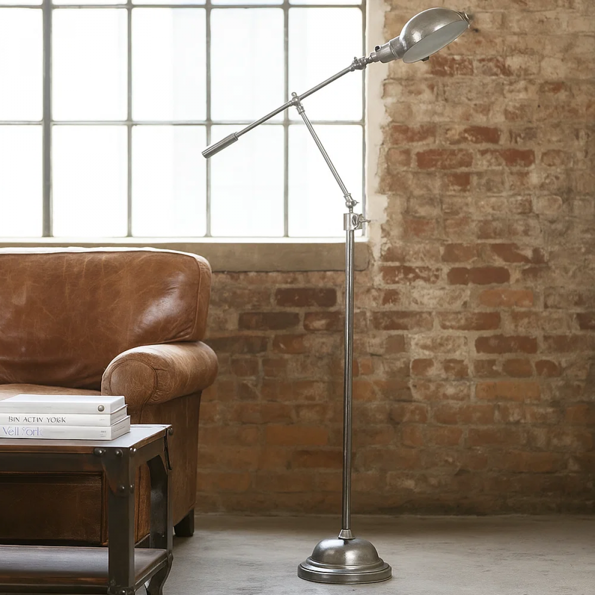 Royce vloerlamp uit de Ambiance-serie in Antiek Zilver, uitgevoerd in messing met beweegbare arm, klassieke uitstraling.