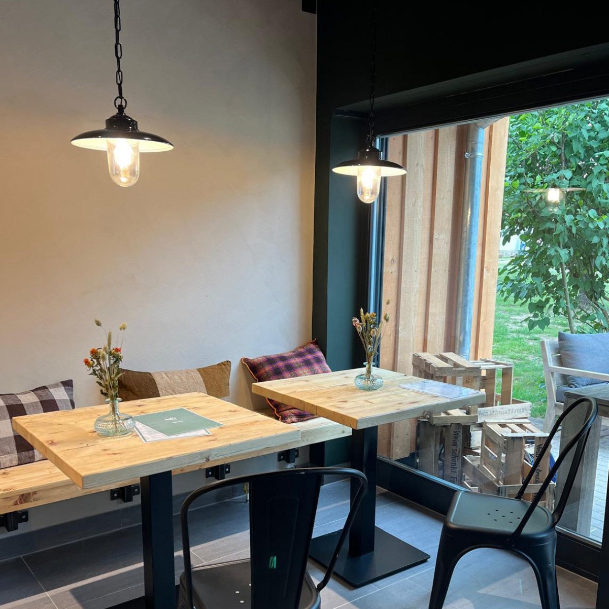 Zwarte Solingen kettinglamp met aluminium kap en glazen stolp – veranda hanglamp retrostijl