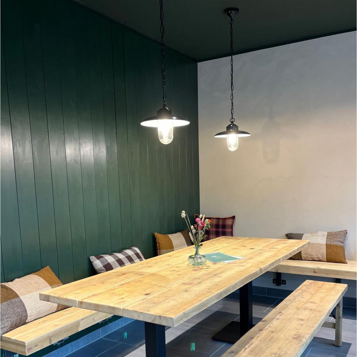 Zwarte Solingen kettinglamp met aluminium kap en glazen stolp – veranda hanglamp retrostijl