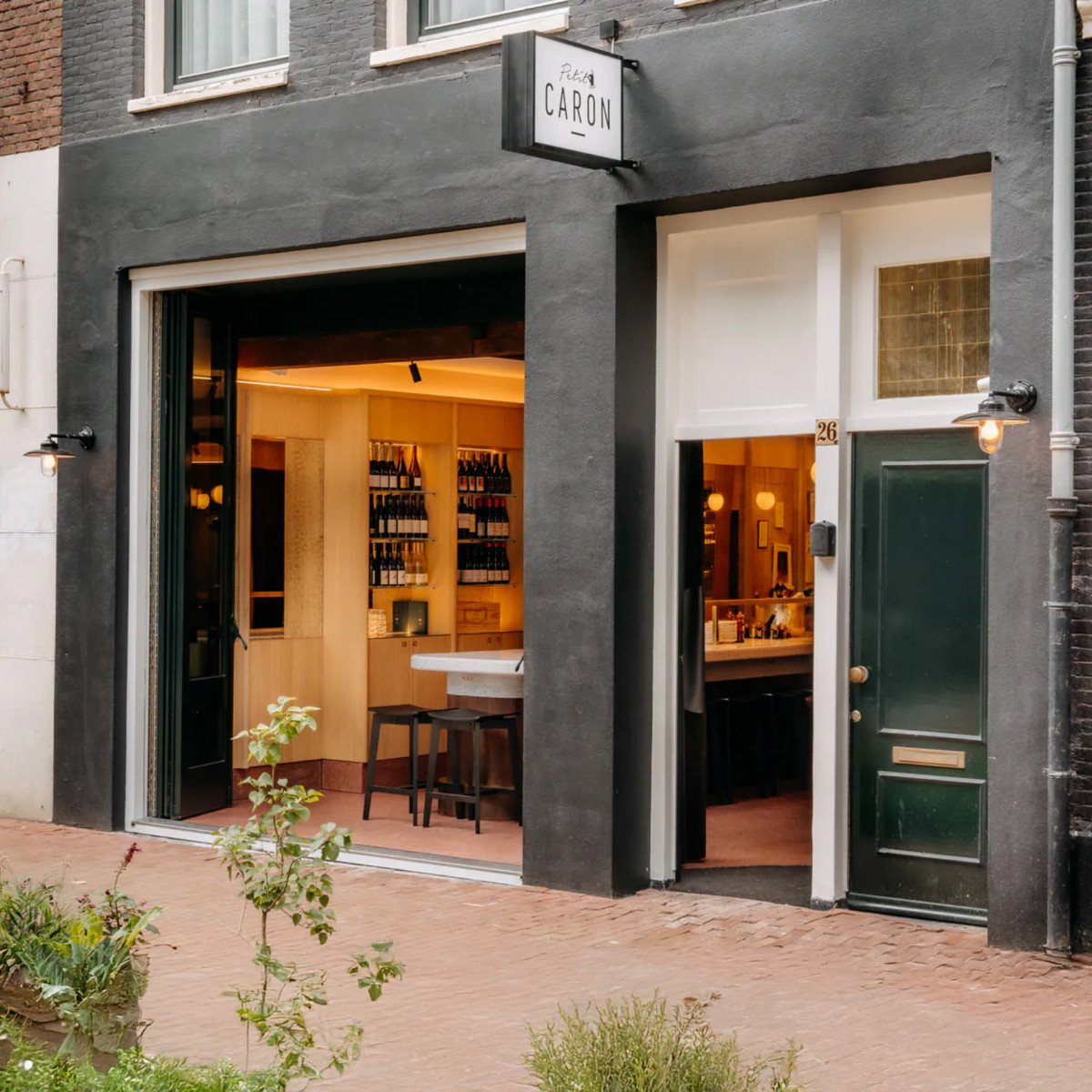 Stallamp Palazzo van aluminium met hoogglans zwarte buitenzijde en witte binnenzijde, voorzien van heldere glazen stolp.