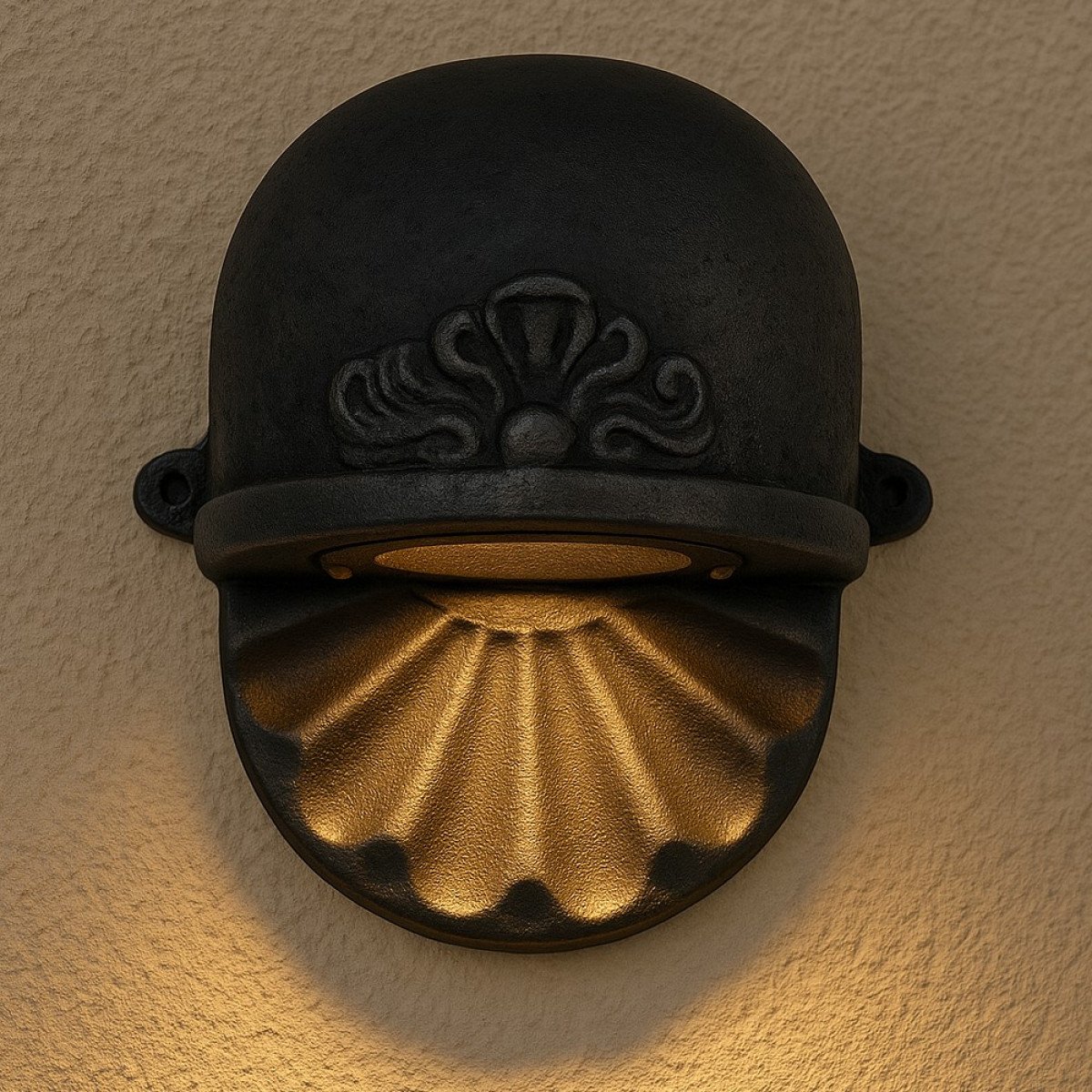 Tramonto Zwart wandlamp van KS – aluminium muurlamp met schelpdetail, geschikt voor binnen- en buitengebruik , GU10.