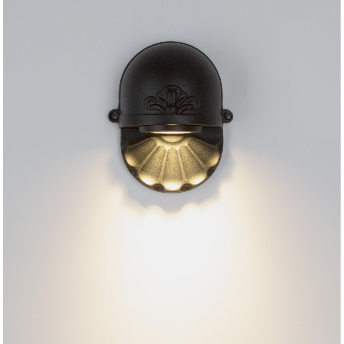 Tramonto Zwart wandlamp van KS – aluminium muurlamp met schelpdetail, geschikt voor binnen- en buitengebruik , GU10.