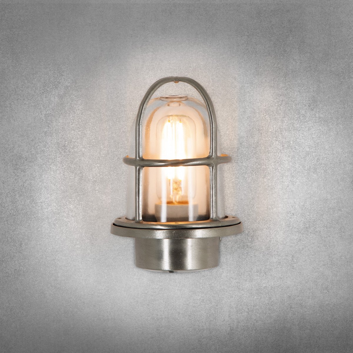 messing scheepslamp rond met helder glas voor aan de muur voorzien van raster in de kleur nikkel messing scheepslamp rond met helder glas voor aan de muur voorzien van raster in de kleur nikkel
