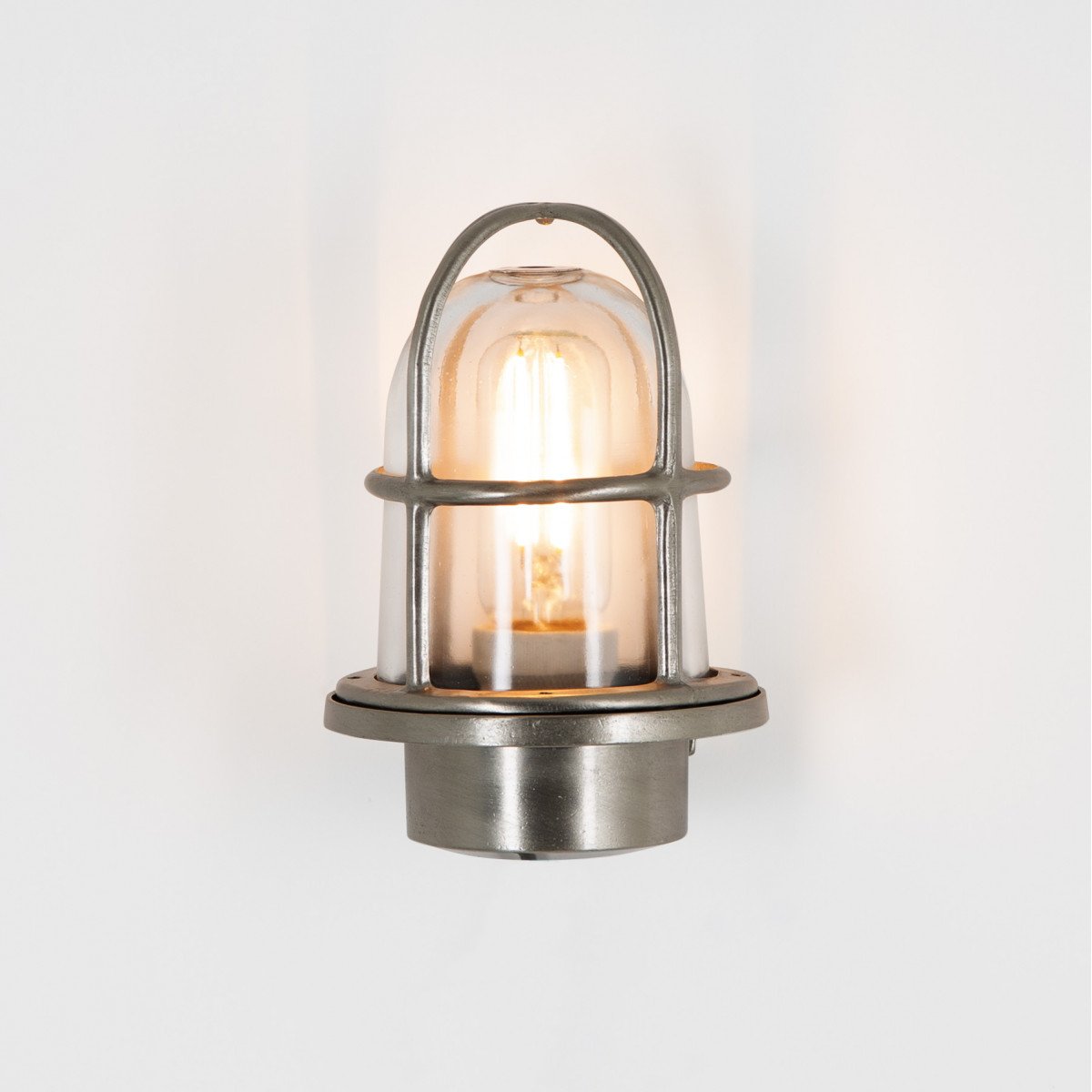 messing scheepslamp rond met helder glas voor aan de muur voorzien van raster in de kleur nikkel messing scheepslamp rond met helder glas voor aan de muur voorzien van raster in de kleur nikkel
