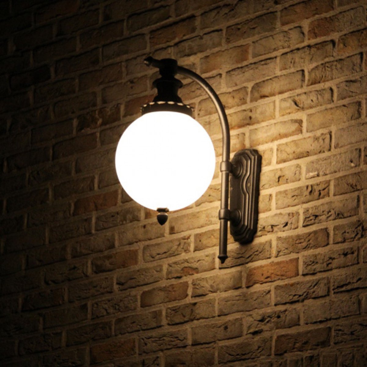 Madeira Muurlamp – Semi-klassieke wandlamp met opalen bol