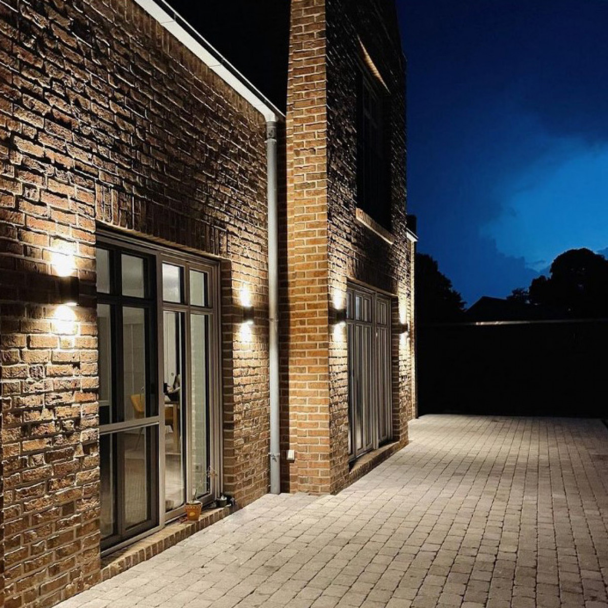 Geo wandlamp zwart aluminium, compacte up- & downlighter voor buiten met dubbele GU10 fitting en IP54-classificatie.