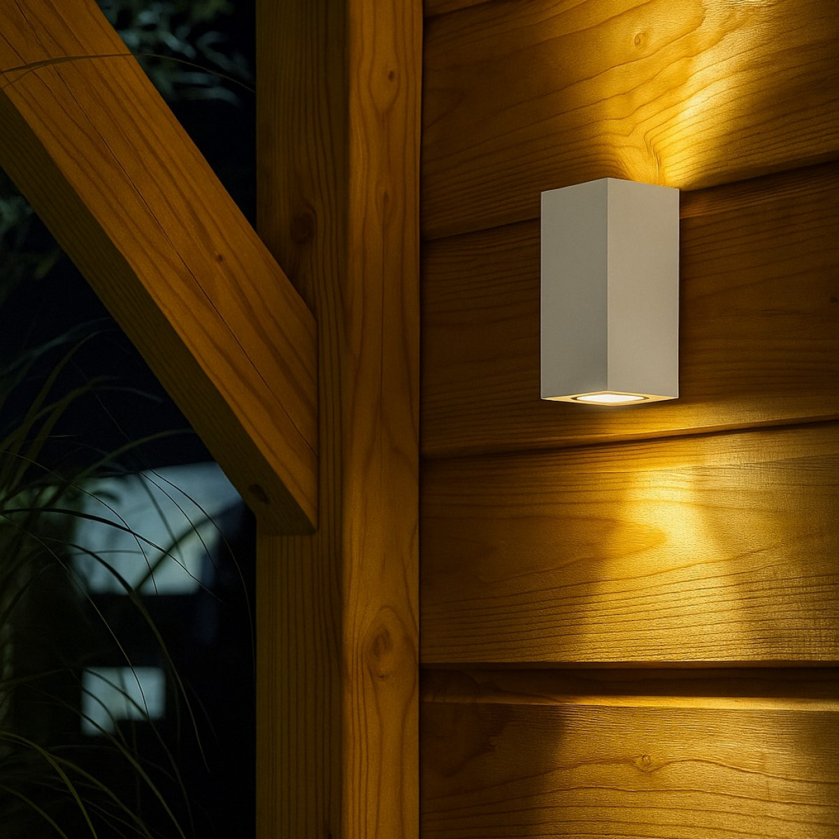 Geo wandlamp wit aluminium, moderne up & down wandspot met dubbele GU10 fitting en IP54 classificatie. 