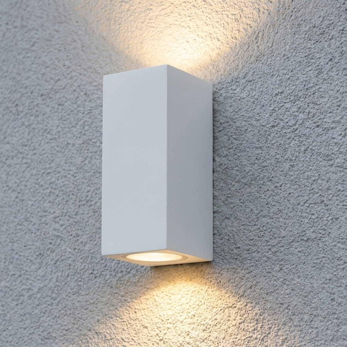 Geo wandlamp wit aluminium, moderne up & down wandspot met dubbele GU10 fitting en IP54 classificatie. 
