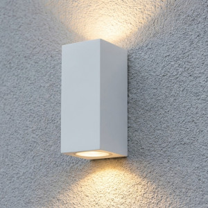 Geo wandlamp wit aluminium, moderne up & down wandspot met dubbele GU10 fitting en IP54 classificatie. 