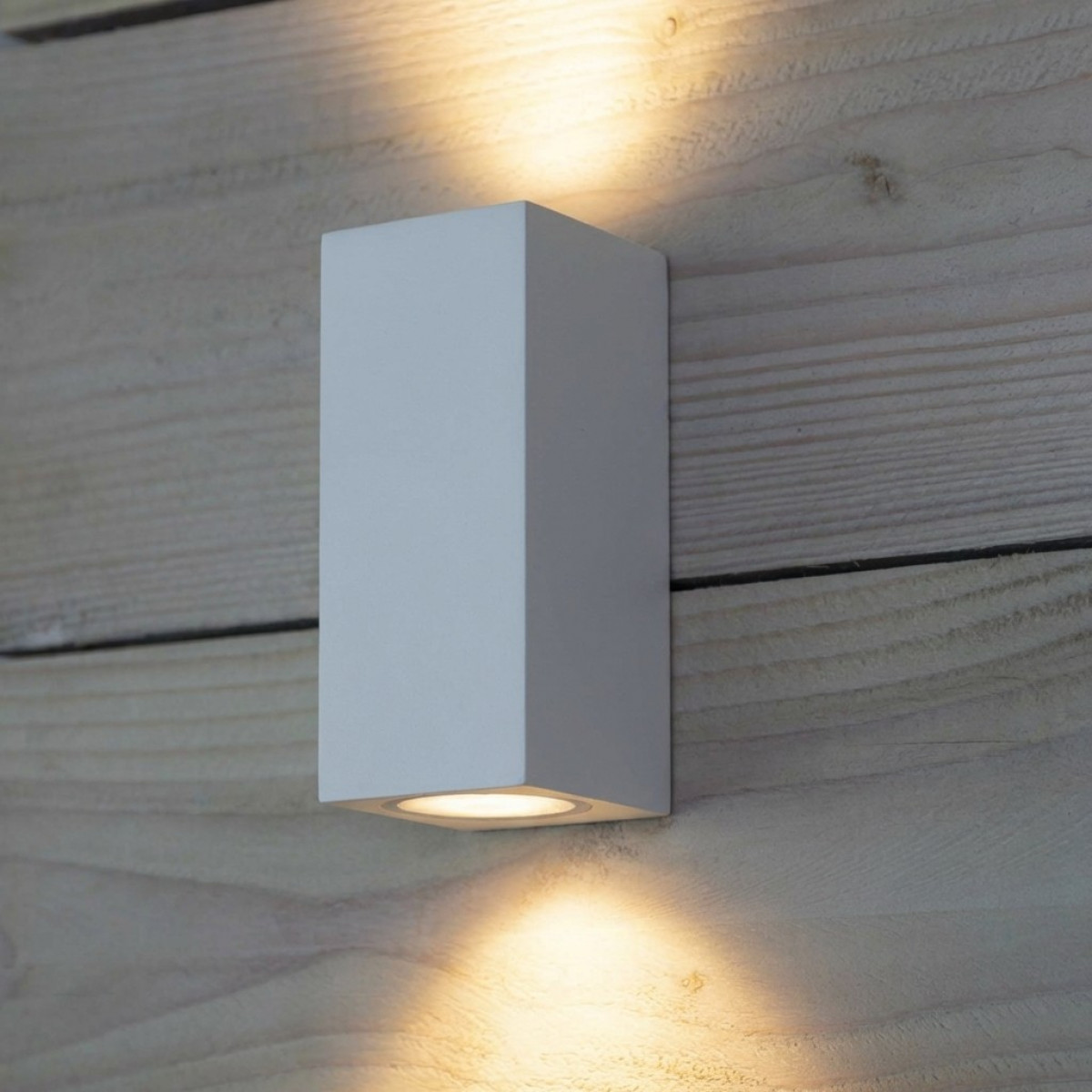 Geo wandlamp wit aluminium, moderne up & down wandspot met dubbele GU10 fitting en IP54 classificatie. 