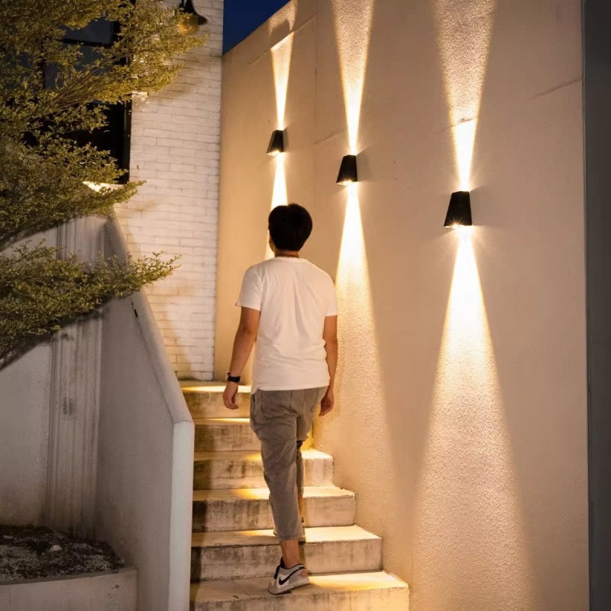 Cone wandlamp zwart, aluminium up & down buitenlamp met conische vorm en dubbele GU10 fitting.