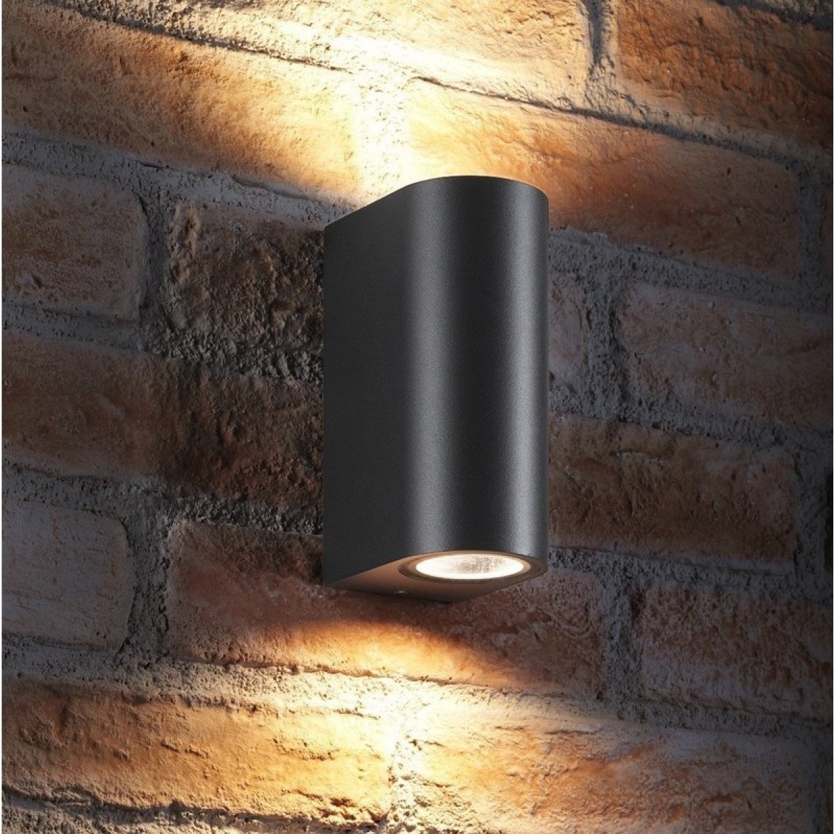 Flash wandlamp zwart aluminium, up- en downlighter met slank design voor moderne buitenverlichting.