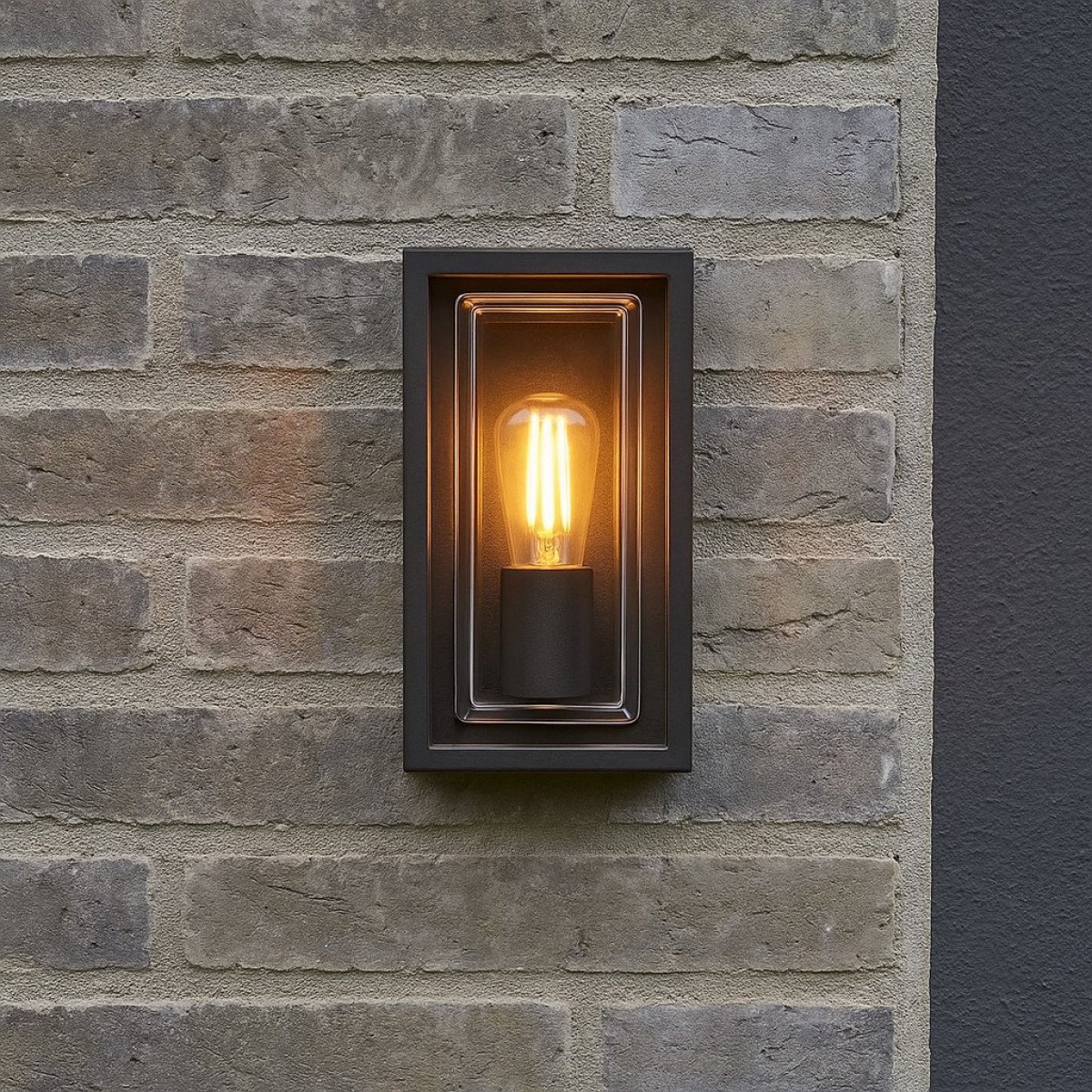 Eaton wandlamp zwart aluminium, buitenlamp met E27 fitting en borosilicaat glas voor moderne gevelverlichting.