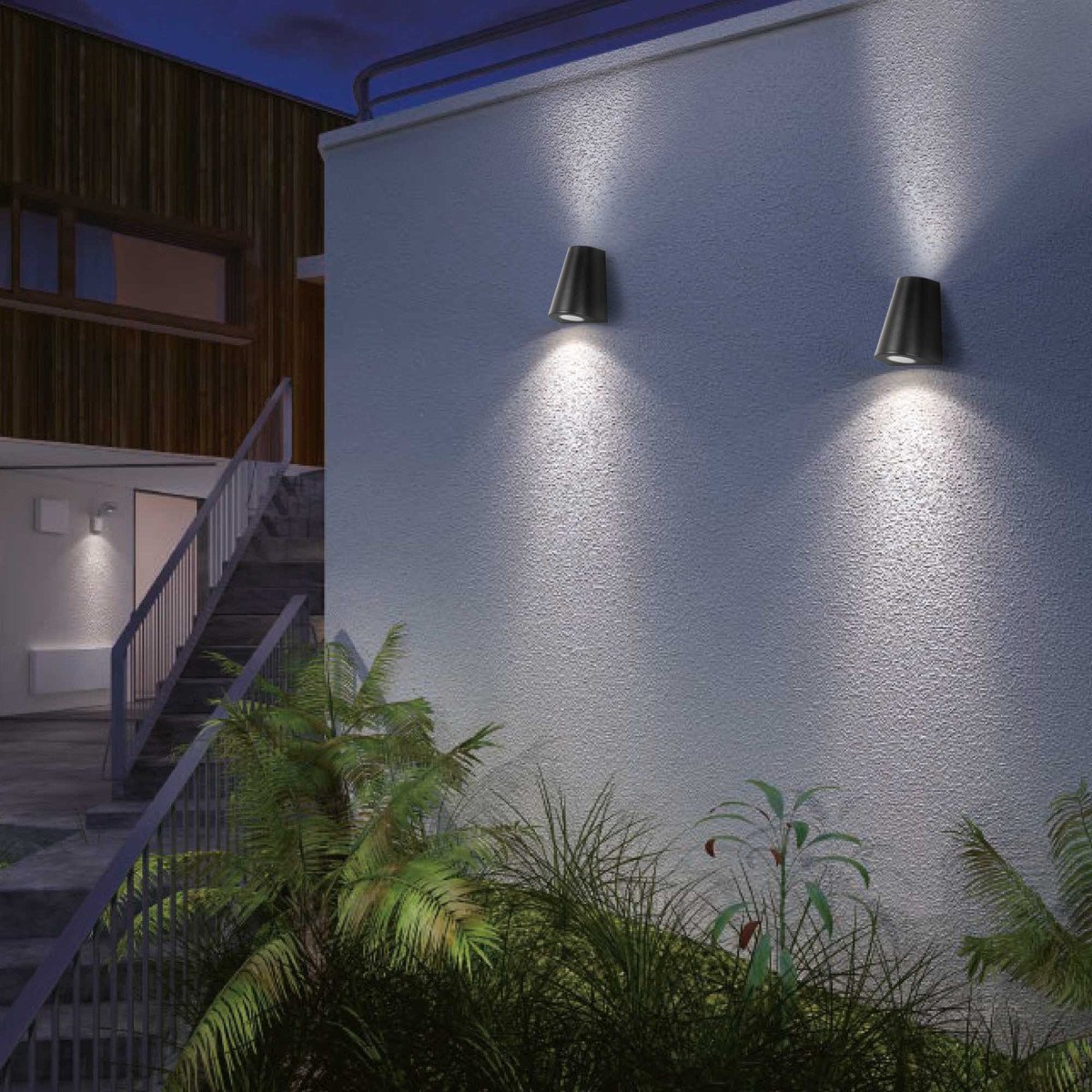 Cone wandlamp zwart, aluminium up & down buitenlamp met conische vorm en dubbele GU10 fitting.