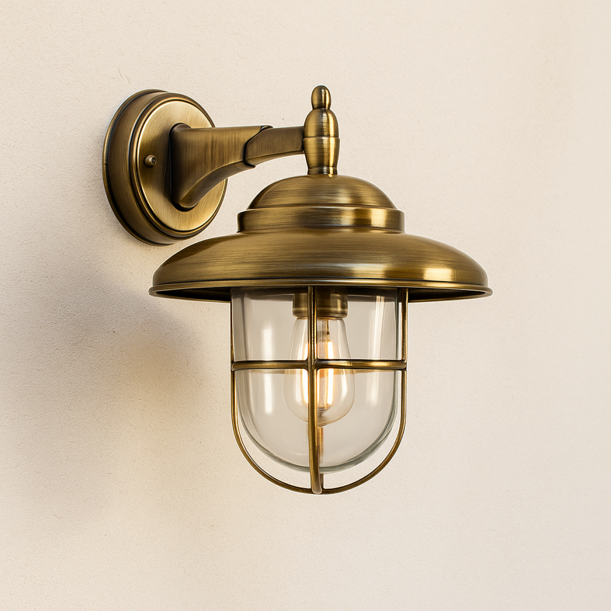 Monte buitenlamp van messin, helder stolpglas en beschermend raster.