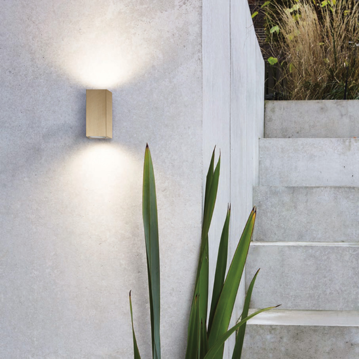 Buitenlamp in moderne stijl en messing kleur gemaakt van RVS van het merk KS Verlichting