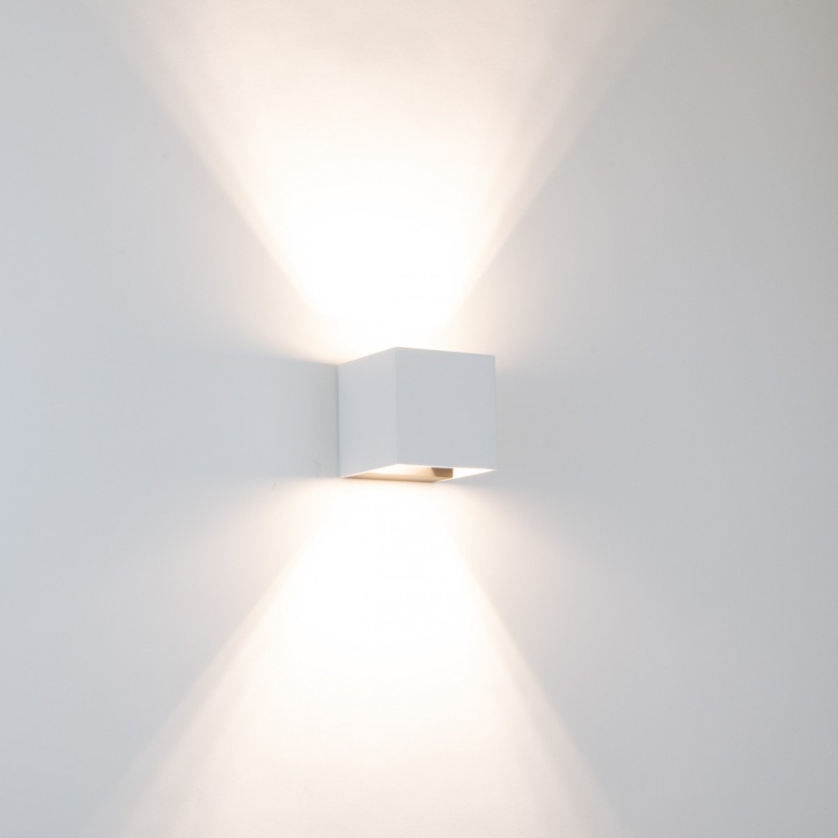 Binnenverlichting Shift up en downlighter muurlamp met modern design in witte kleur