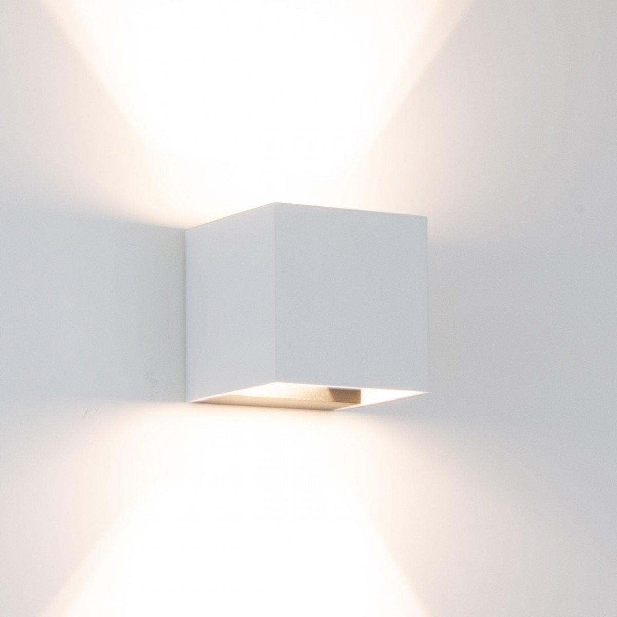 Reach up en downlighter muurlamp met modern design in wit kleur