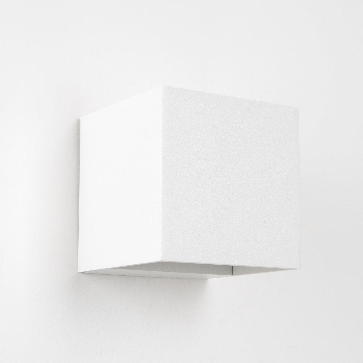 Reach up en downlighter muurlamp met modern design in wit kleur