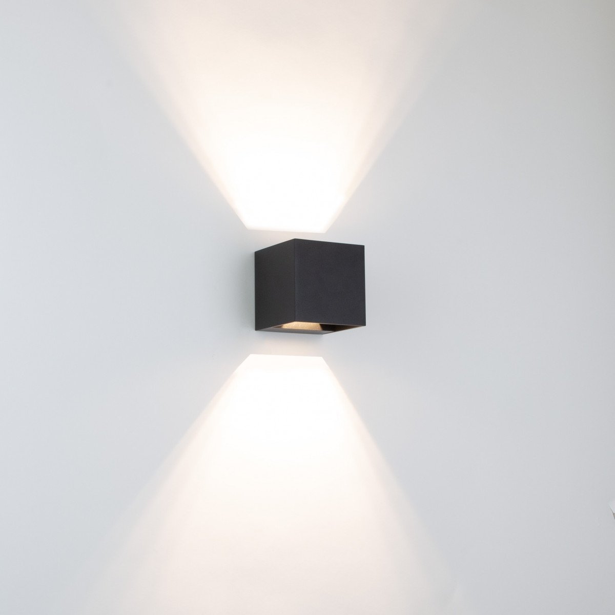 Binnenverlichting Shift up en downlighter muurlamp met modern design in zwarte kleur