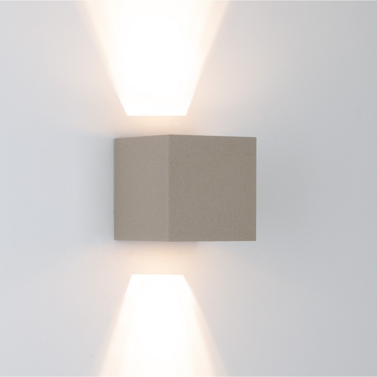 Binnenverlichting Shift up en downlighter muurlamp met modern design in champagne kleur