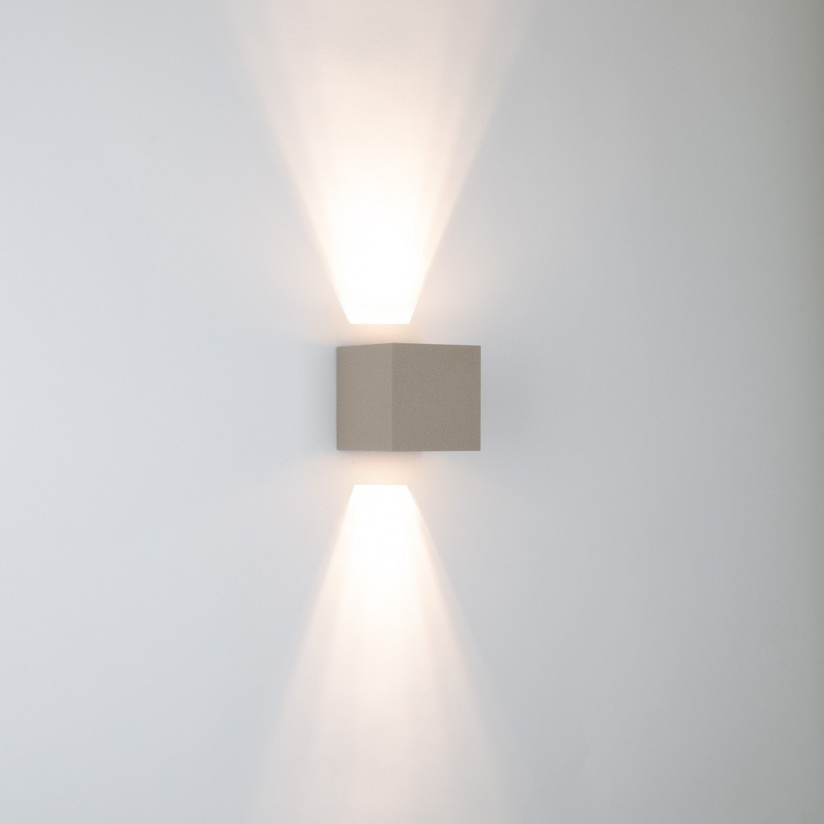 Binnenverlichting Shift up en downlighter muurlamp met modern design in champagne kleur