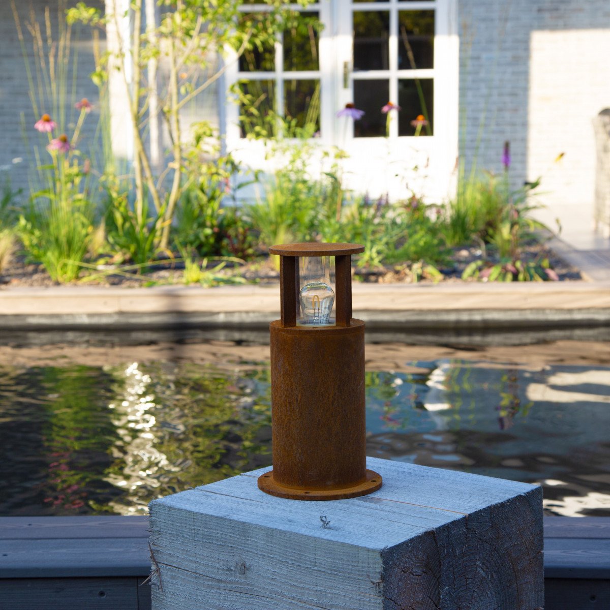 Corten de nieuwe trend in buitenverlichting, de Marina 30 Cortenstaal tuinlamp.