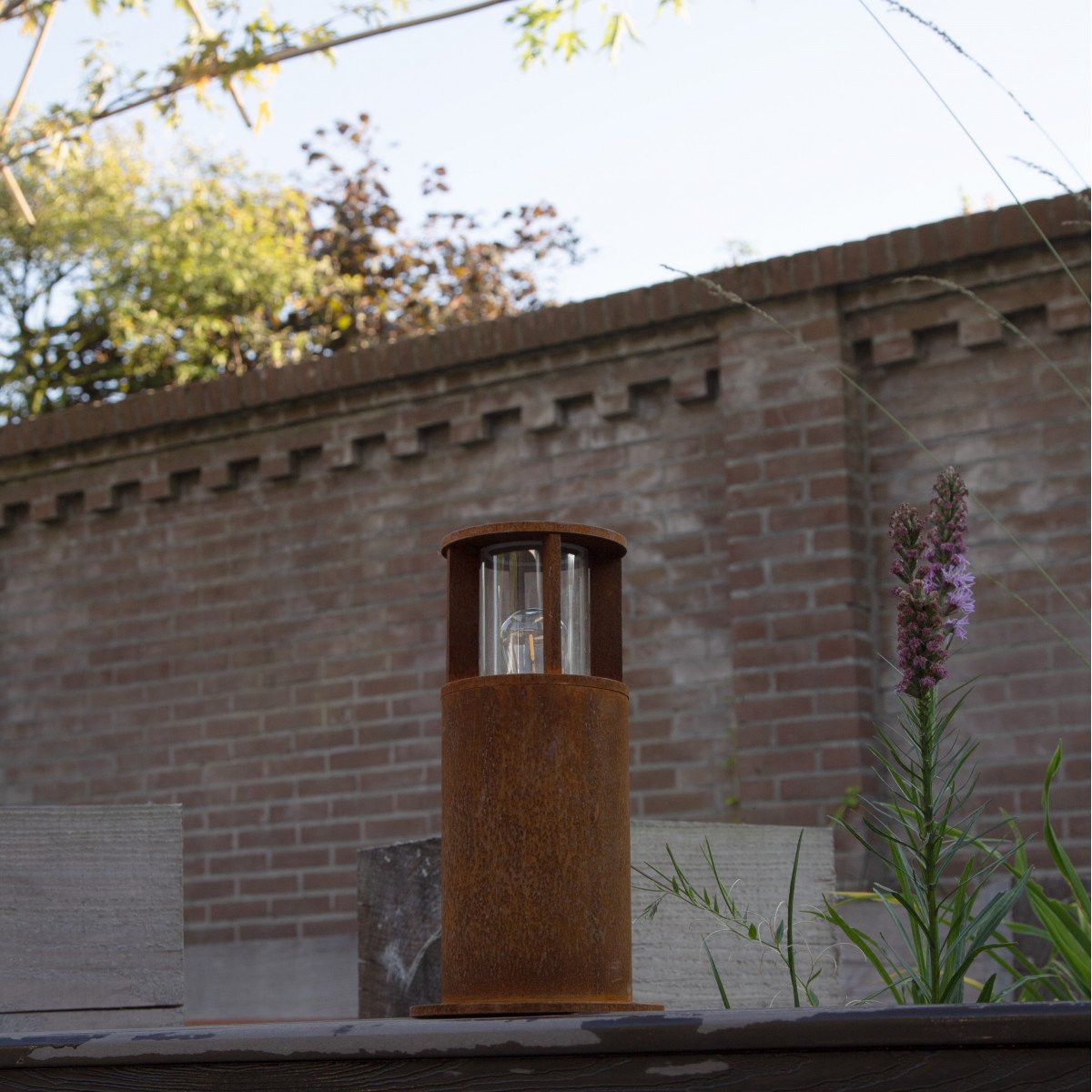 Corten de nieuwe trend in buitenverlichting, de Marina 30 Cortenstaal tuinlamp.