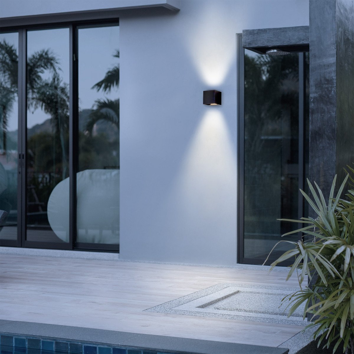 Shift up en downlighter muurlamp met modern design in zwart kleur