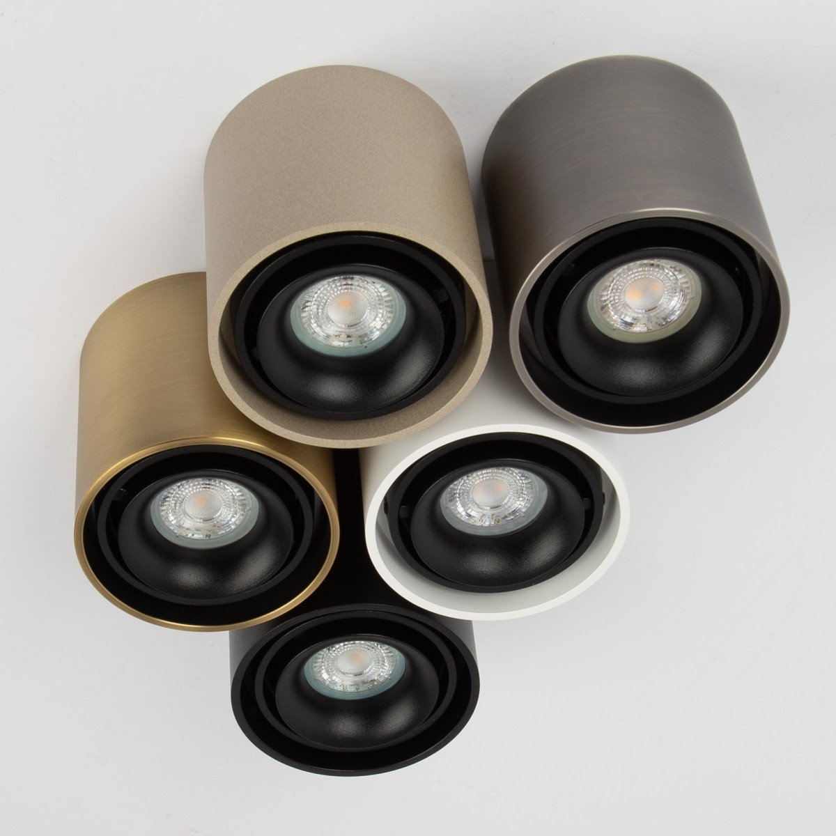 Opbouwspot Oliver van KS Verlichting rond, modern en robuust in de kleur gun metal.