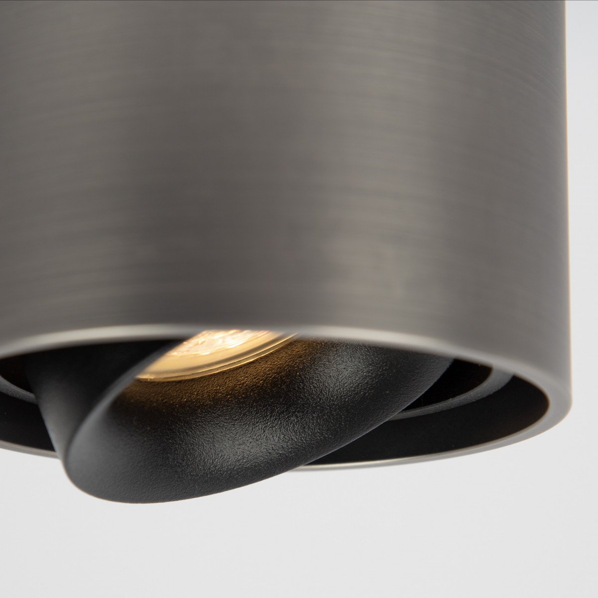 Opbouwspot Oliver van KS Verlichting rond, modern en robuust in de kleur gun metal.