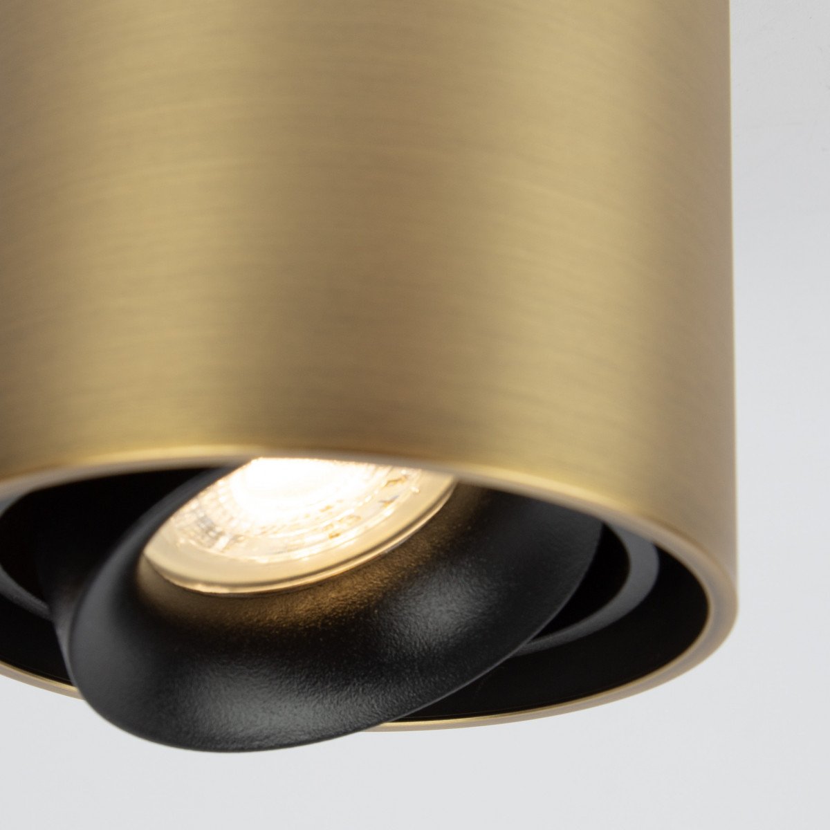 Opbouwspot Oliver van KS Verlichting rond, modern en robuust in de kleur messing.