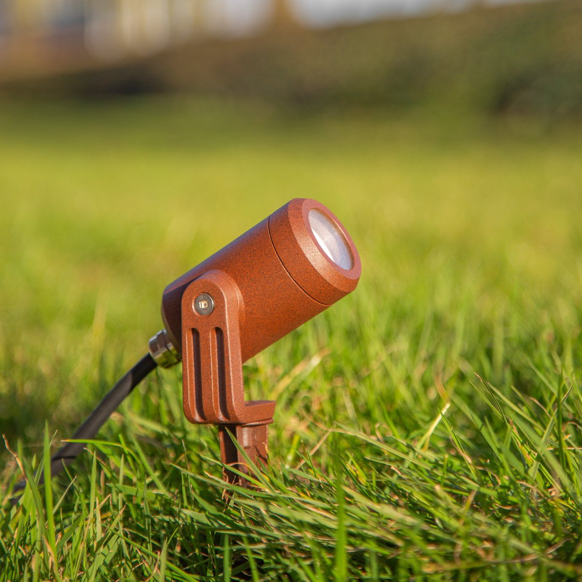 LED-tuinspot met cortenstaal-kleurige afwerking voor gerichte tuinverlichting.