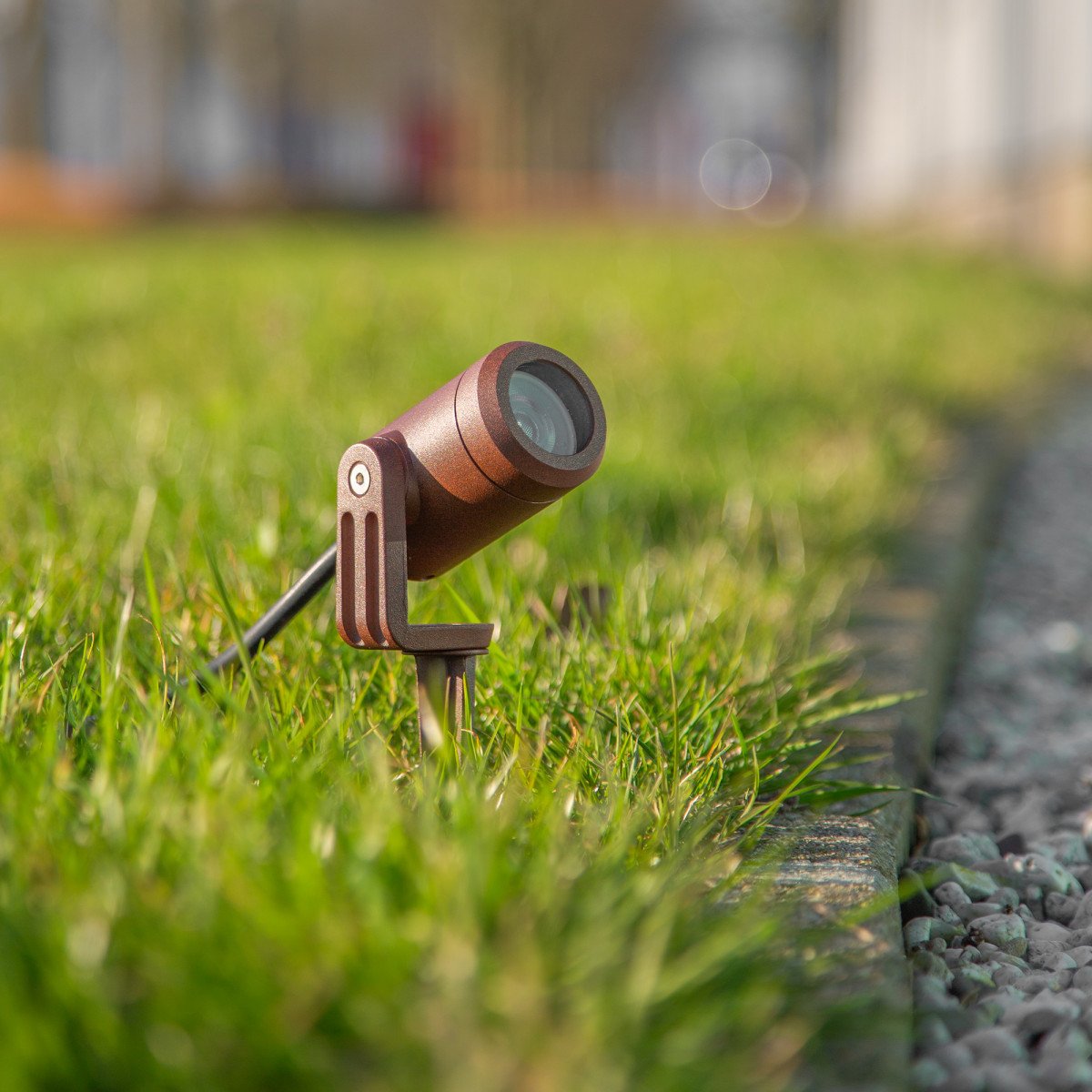 LED-tuinspot met cortenstaal-kleurige afwerking voor gerichte tuinverlichting.