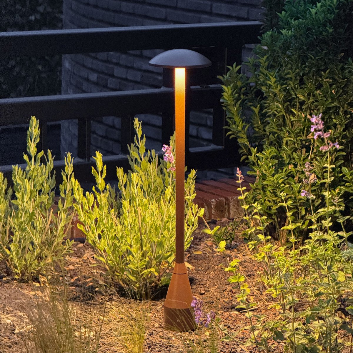 De Jazzy Tuinlamp Corten Medium is een moderne tuinlamp, paddenstoelvormig design.