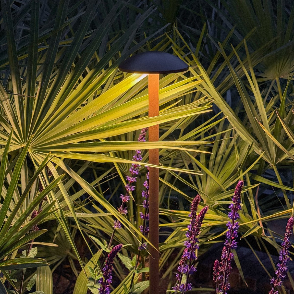 Staande LED-terraslamp van 80 cm hoog met cortenstaal-kleurige coating en indirect licht.