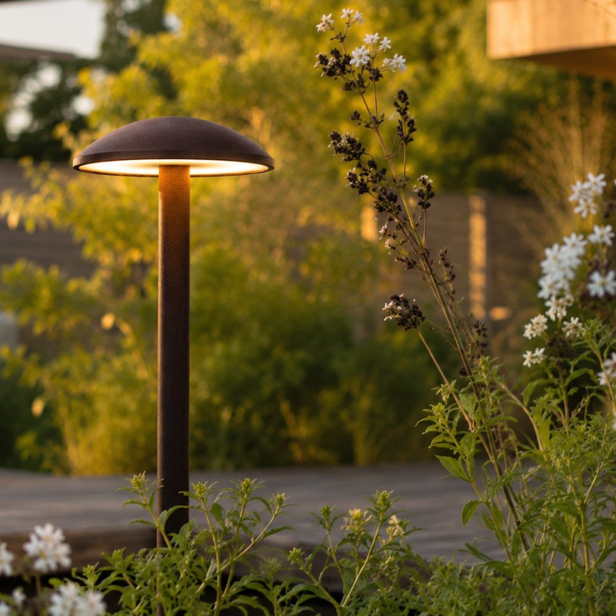 Staande LED-terraslamp van 80 cm hoog met cortenstaal-kleurige coating en indirect licht.