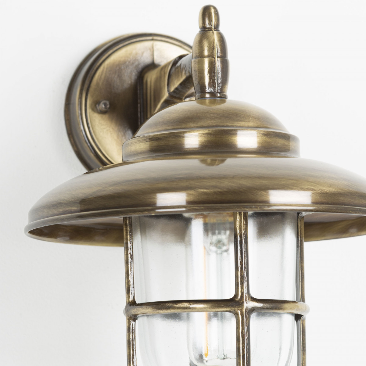 Monte buitenlamp van messin, helder stolpglas en beschermend raster.