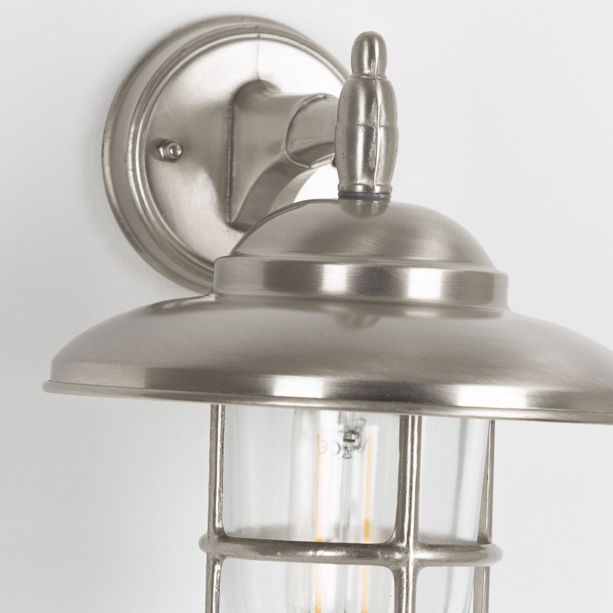 Monte buitenlamp, messing met nikkelfinish, glazen stolp, raster, E27 fitting. Klassiek met moderne uitstraling – IP54.