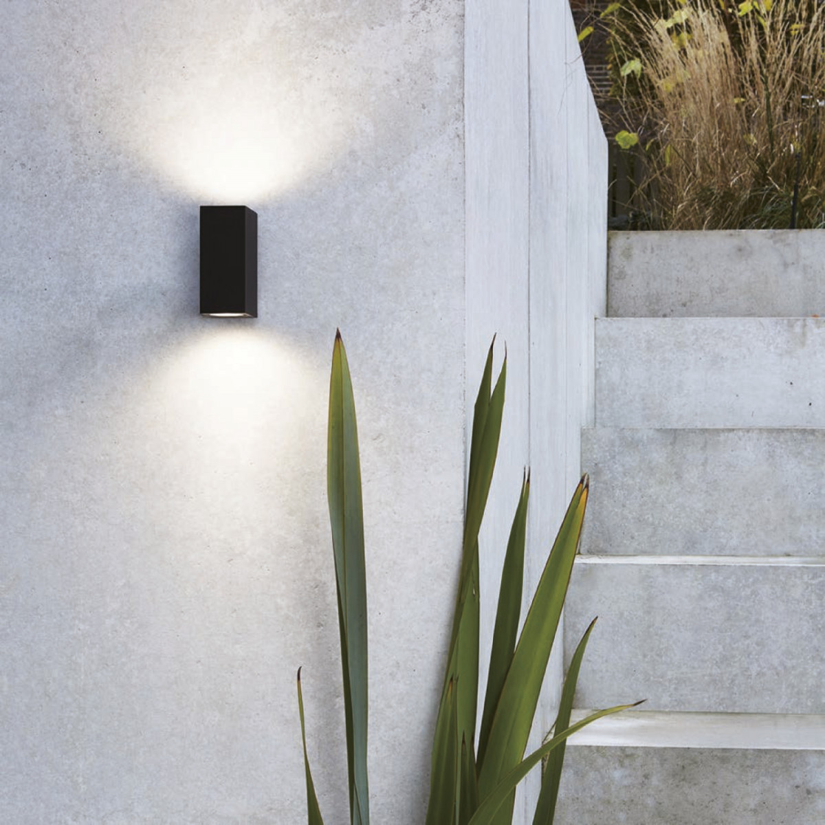 Geo wandlamp zwart aluminium, compacte up- & downlighter voor buiten met dubbele GU10 fitting en IP54-classificatie.