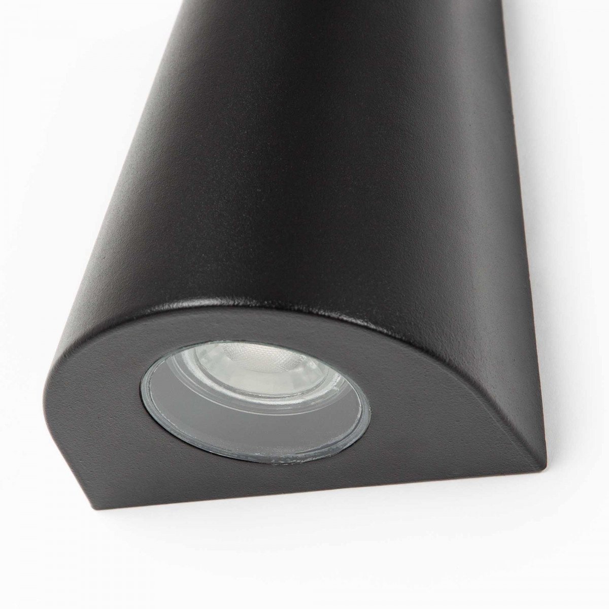 Cone wandlamp zwart, neerwaartse GU10 wandspot met conisch aluminium ontwerp en IP44 bescherming.