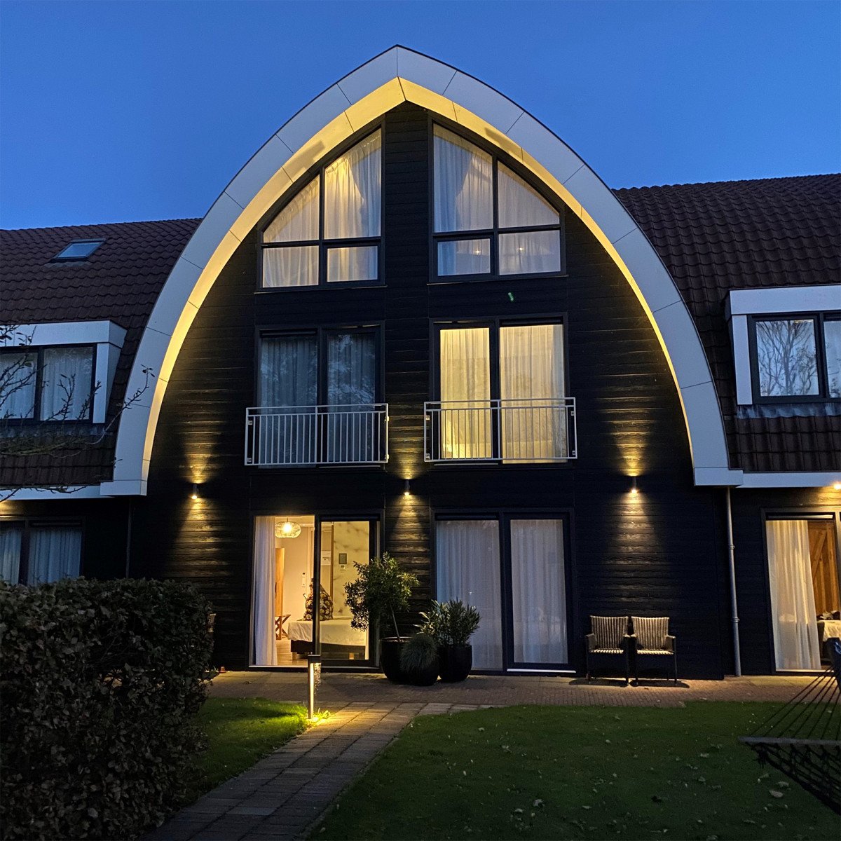 KS Verlichting, moderne wandverlichting voor buiten, wandspot flash, zwart, up en downlighter, 2 lichtbundels, boven en beneden, straks vormgegeven gevelspot