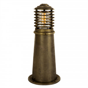 Staande bronzen scheepslamp met lamellenkap en helder glas, ideaal voor kustgebieden. Staande bronzen scheepslamp met lamellenkap en helder glas, ideaal voor kustgebieden.