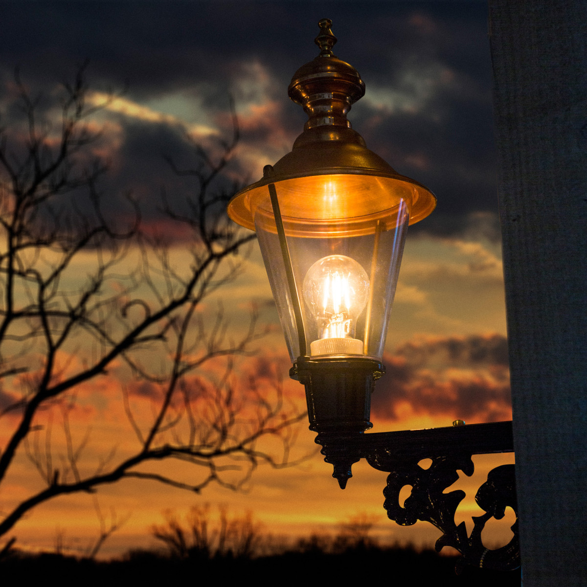 Buitenlamp Urk M met koperen deksel en groene wandarm met sierlijke details